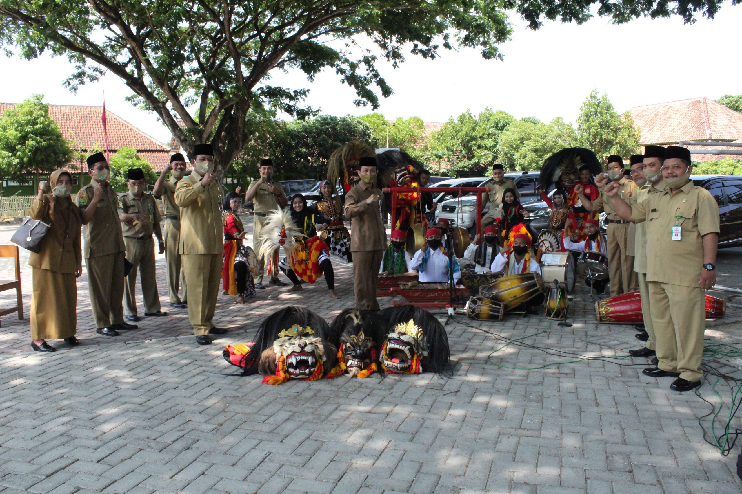 Bapak Kakanwil Bersama Team Barongan Saat Kunjungan ke MAN Blora